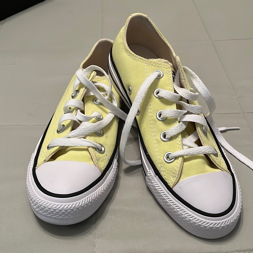 Converse lt zitron (pale yellow) all stars.Men’s 4, women’s 6. Brand new in box.